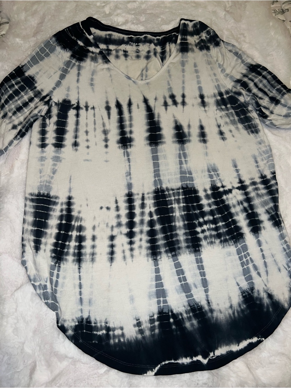 torrid Black & White Tie-Dye V-Neck Short Sleeve Tee